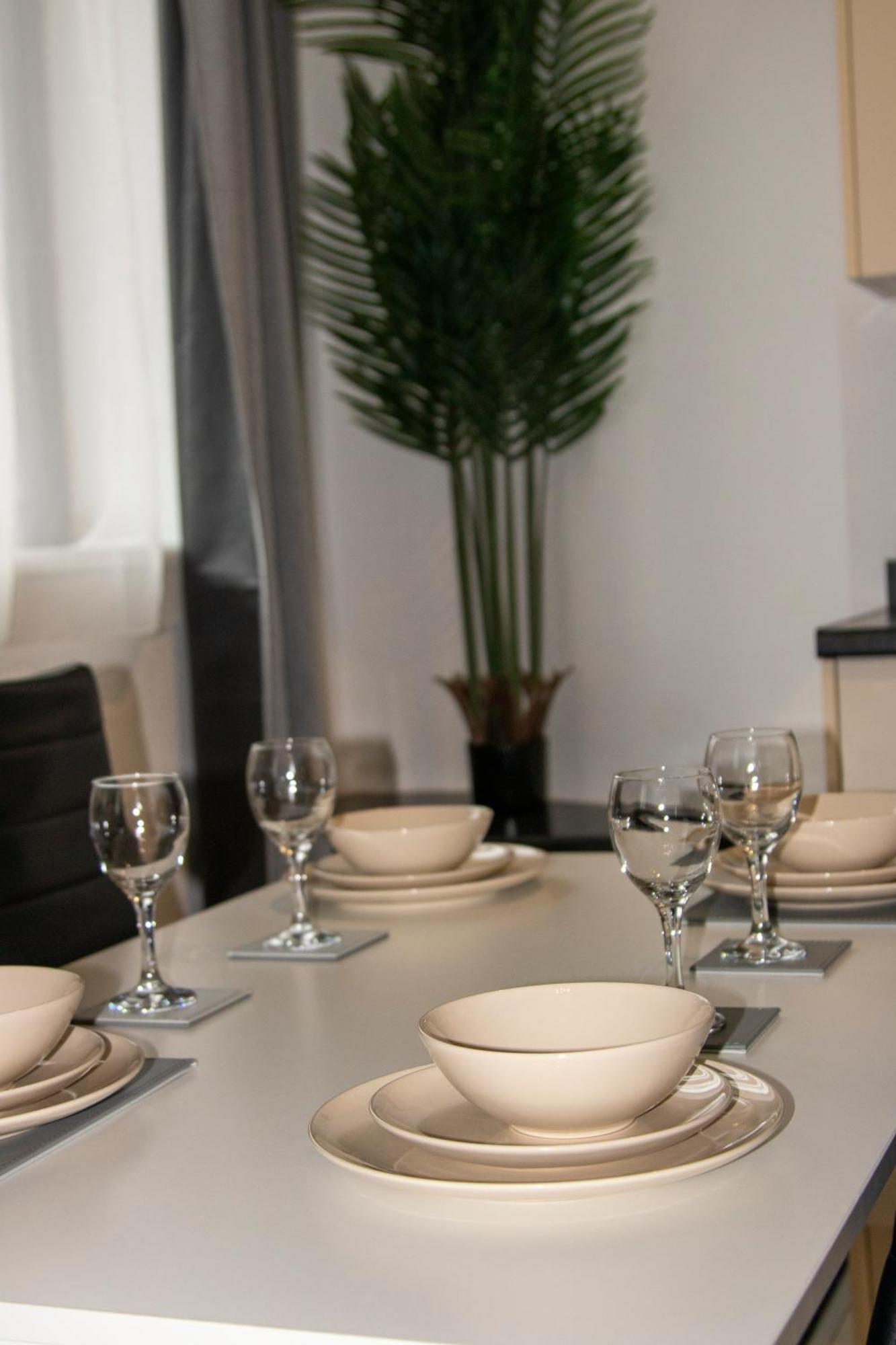 Ideal For Groups - 2 Bedroom Apartment - Free Parking, Transit Links, Close To Stadiums Manchester Eksteriør billede